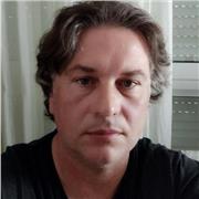 Licenciado en Historia, cursando 2 de derecho, cursó de docencia de las matemáticas, formador profesional para el empleo, operador de Cámara, dirección cinematográfica, técnico de sonido, etc
